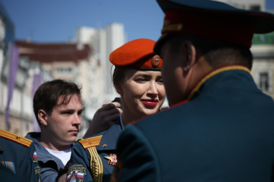 Российские военные подняли флаг России в Константиновке в День России