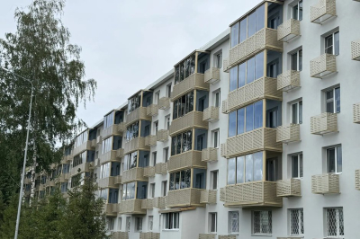 Как выглядят обновленные балконы напротив нового здания театра Камала &mdash; фото