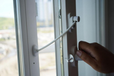 В Казахстане спасатели бесплатно устанавливают оконные блокираторы в квартирах многоэтажек