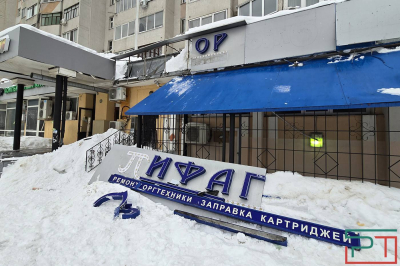 Упавшие глыбы снега и льда сорвали вывески с дома по проспекту Победы в Казани - фото