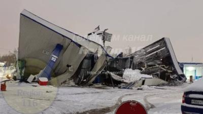 На заправке у рынка "Родина" в Казани из-за снега обрушилась крыша - фото 03/03/2026 &ndash; Новости