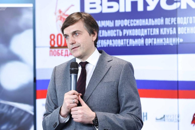 Минпросвещения научит родителей воспитывать детей: ведомство готовит методички для мам и пап