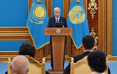 «Добыча нефти выросла в 4 раза»: Токаев поздравил работников нефтегазовой отрасли