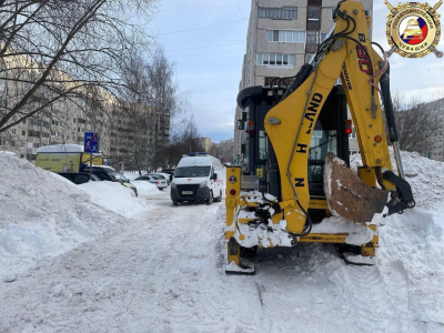 В Чебоксарах снегоуборочный трактор ковшом травмировал женщину