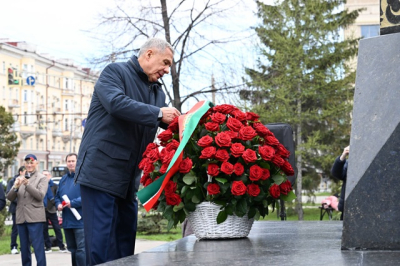 Минниханов и Шаймиев возложили цветы к памятнику Габдуллы Тукая в Казани