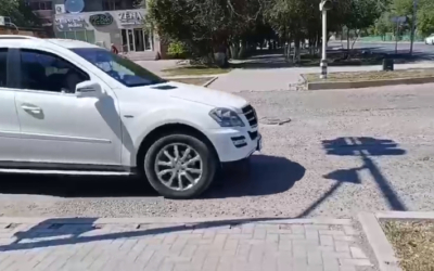 Народный репортёр. Яма тормозит движение на перекрёстке