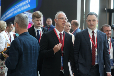 &laquo;Золотой унитаз оказался слишком велик&raquo;: Дмитриев высмеял сбежавшего с Украины дипломата