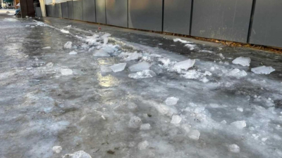 Ни пройти ни проехать: пациенты жалуются на ледяные препятствия у здания больницы 03/04/2026 &ndash; Новости