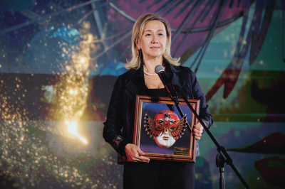 &laquo;Делает многое для сохранения многонациональной культуры&raquo;: Машков вручил спецпремию &laquo;Золотая маска&raquo; для раиса РТ