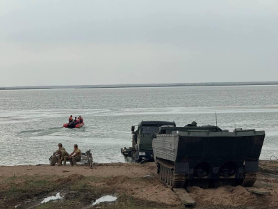 Военные идентифицируют найденные в водоеме фрагменты пропавшего вертолета