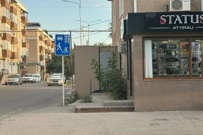 В Атырау суд постановил снести незаконную пристройку к типографии «Таңба»