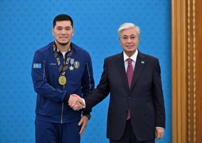 Токаев вручил госнаграды казахстанским боксерам
